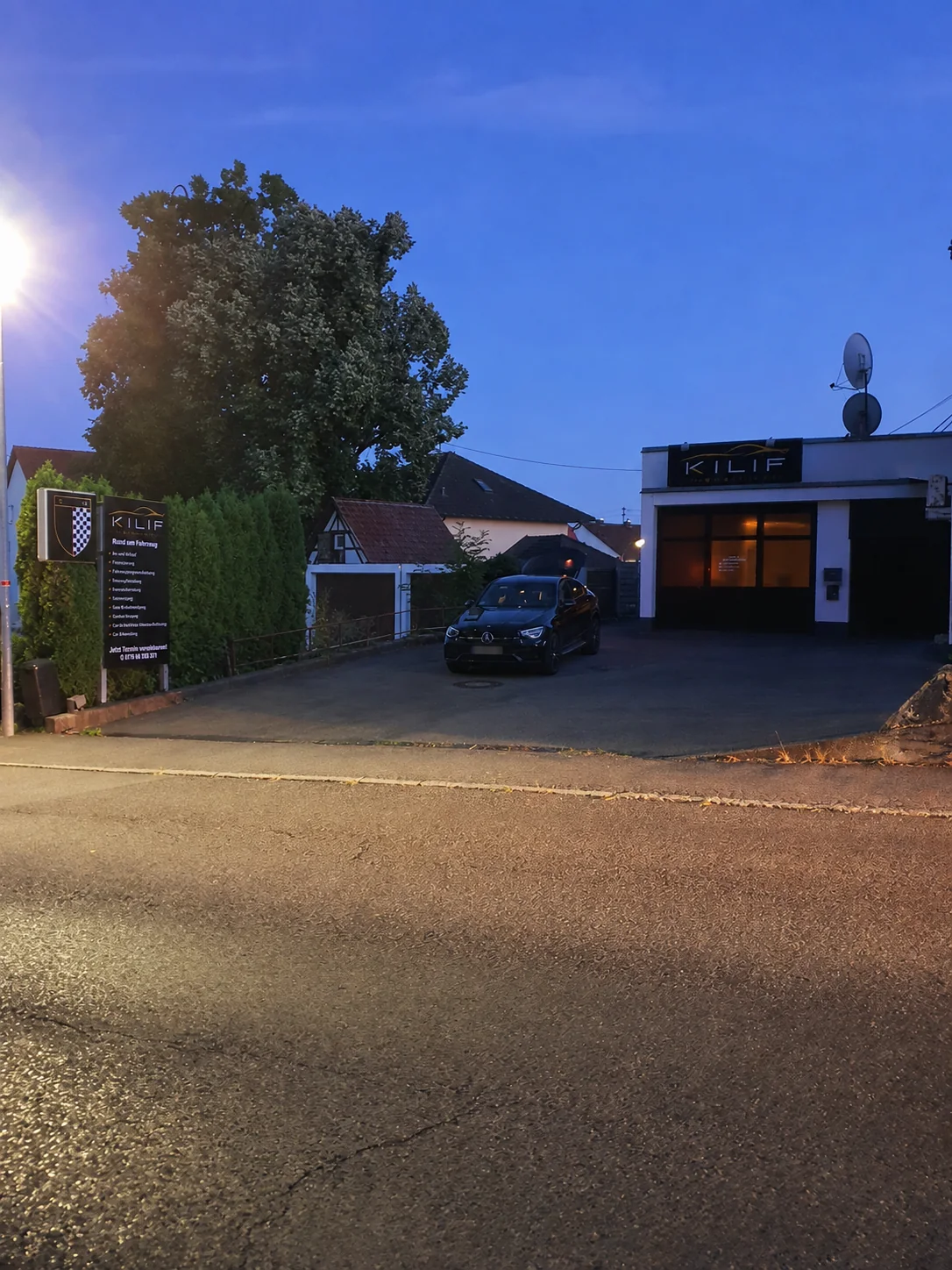 KILIF-Mobility-Betrieb mit einem schwarzen Mercedes-Benz in der Abenddämmerung