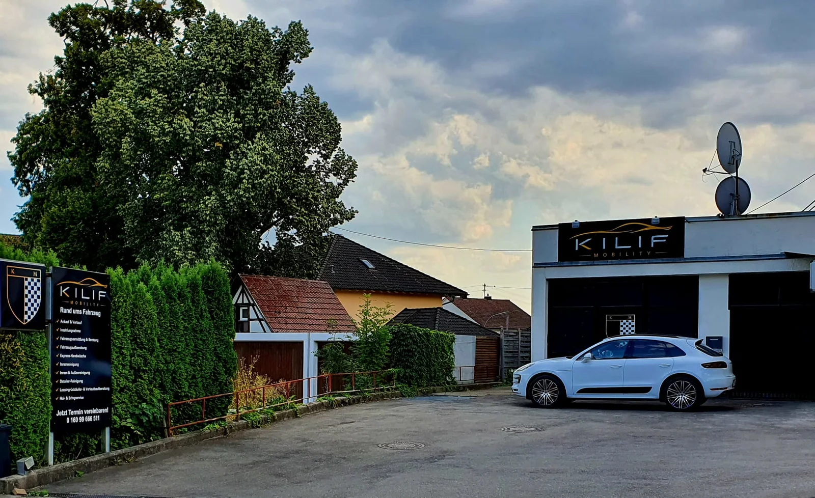 Weißer Porsche vor dem KILIF-Mobility-Betrieb in Zimmern ob Rottweil